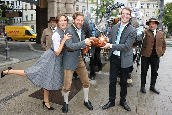 Vorstellung Das Wiesnzelt München vor dem Löwenbräukeller mit Philip Greffenius (Edition Sportiva), Evelyn Greffenius ,  Löwenbräu-Keller Wirt Ludwig Reinbold (©Foto: Martin Schmitz)